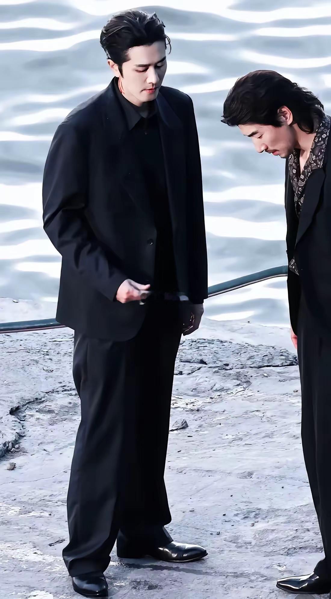 彭冠英本来就是，模特大赛冠军出身很明显张亮不适合这发型这胡子​​​