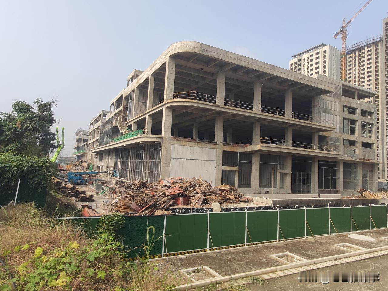 郑州市中原区麦德龙施工现场探班:今天上午在郑州市中原区西流湖街道办辖区内的建设路