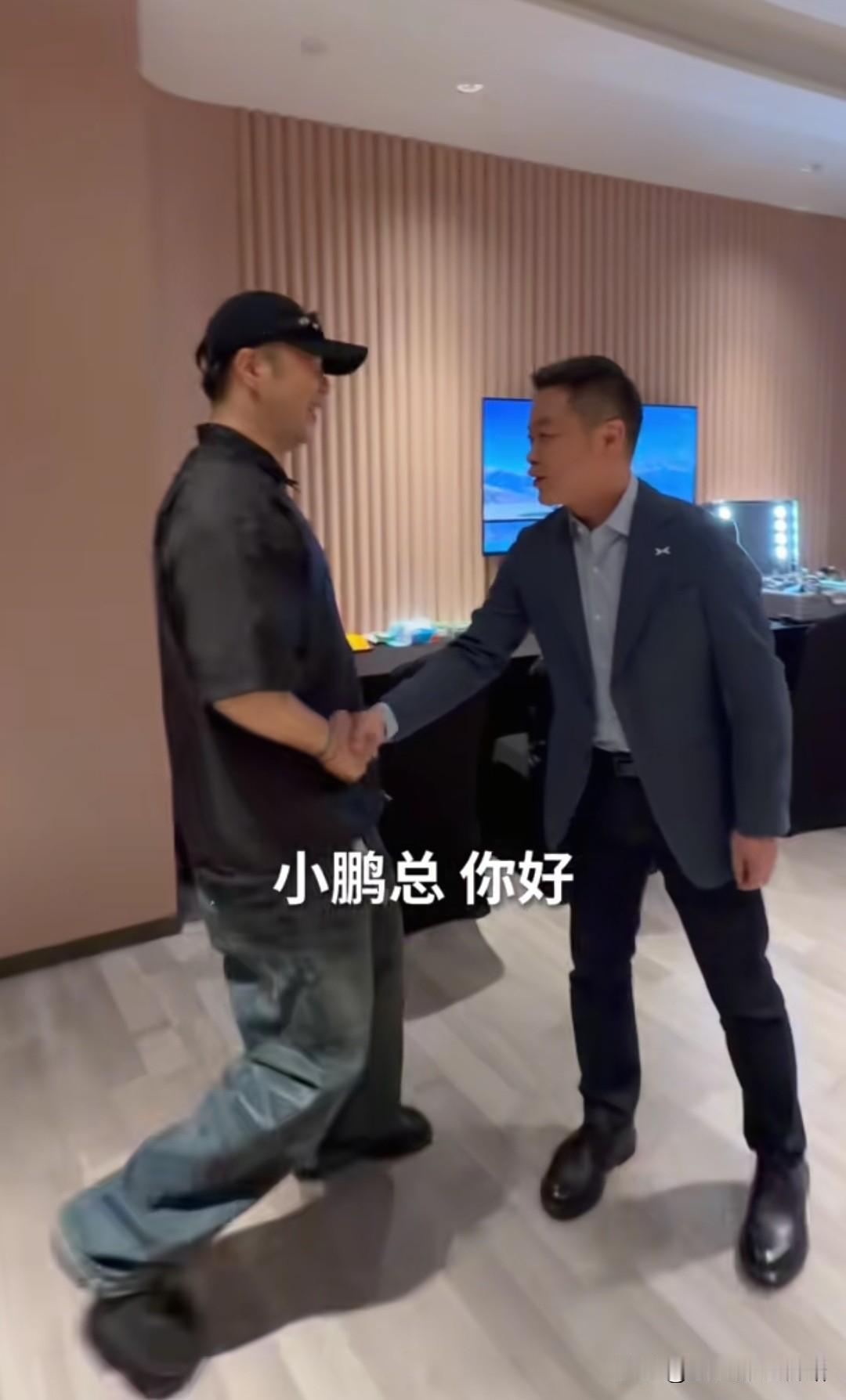 主持人杜海涛真的很孝顺。最近，主持人杜海涛带着母亲去小鹏汽车公司提车，董事长