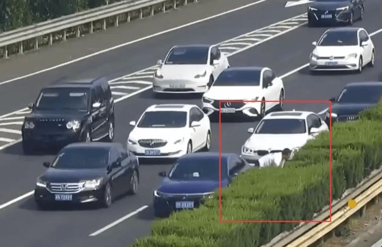 高速停车找项链？命比金子重要！10月5日上午，杭州G25高速上发生惊险一幕。