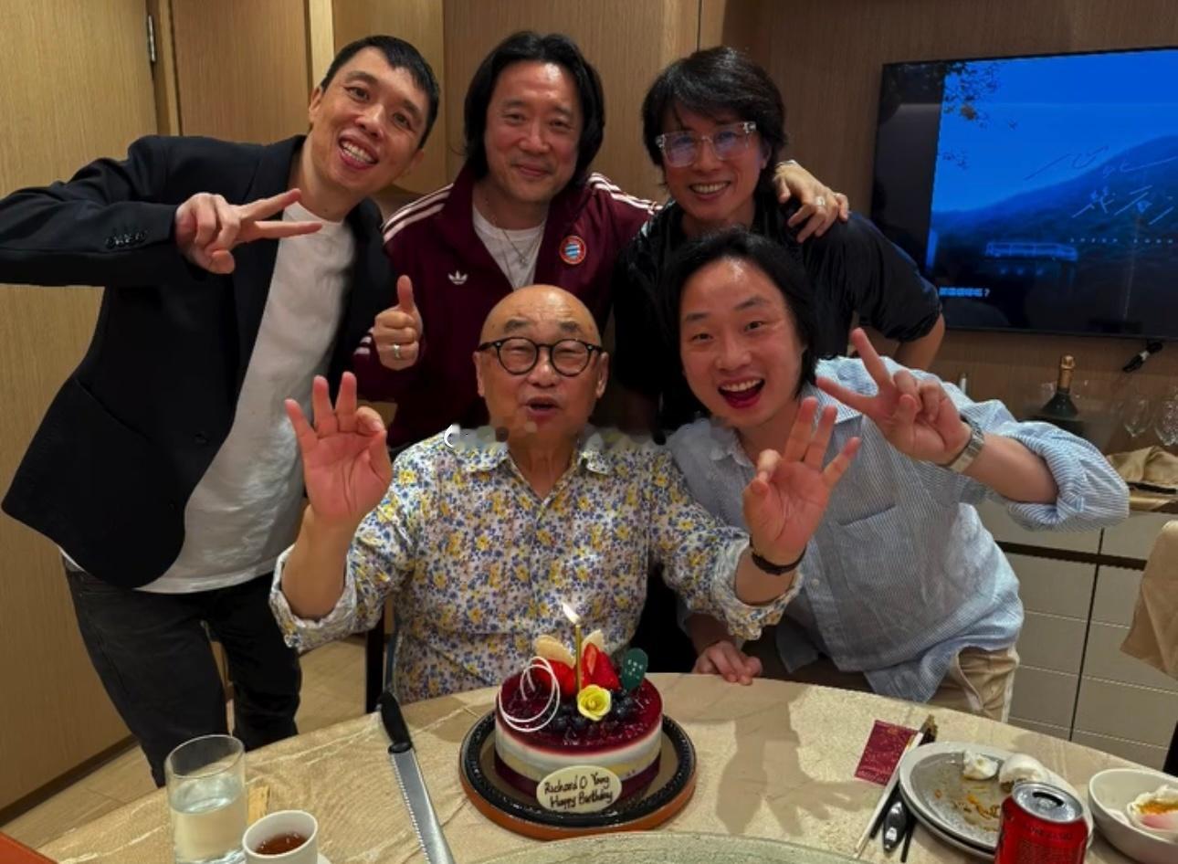 欧阳万成爸爸生日，黄子华参加生日聚会。​​​