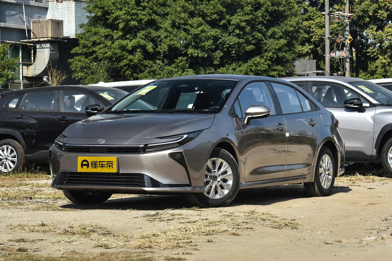 预算10万以内买车，很多人一进店就被大屏、天窗、智能配置迷了眼。但真正开过几