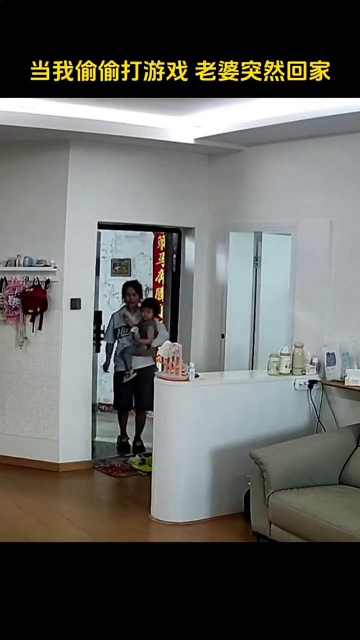 当我偷偷打游戏老婆突然回家。刚睡醒老婆，自己都装不下去了。人在无语的时候真的会