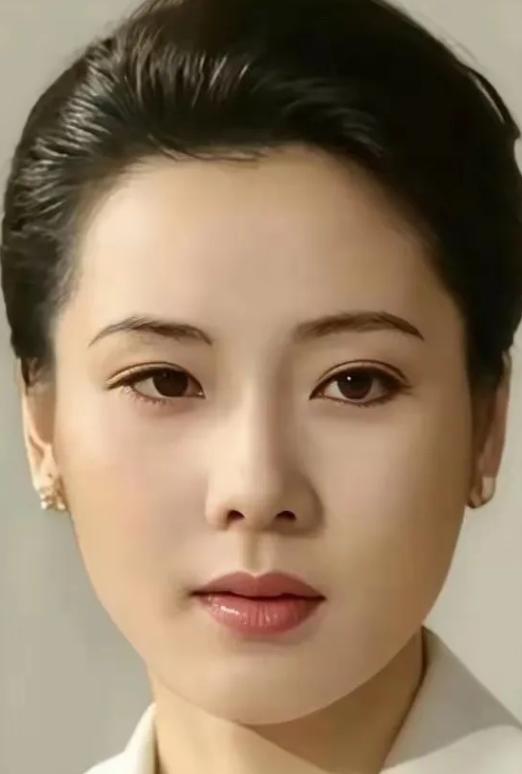 87版《红楼梦》，导演王扶林一眼就刷掉何赛飞，说她身上有股邪气。这导演的眼光，简