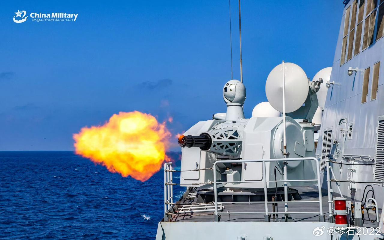 这是054A最新批次上的11管的万发近防炮在设计中，大家注意炮塔上的两个传感器子