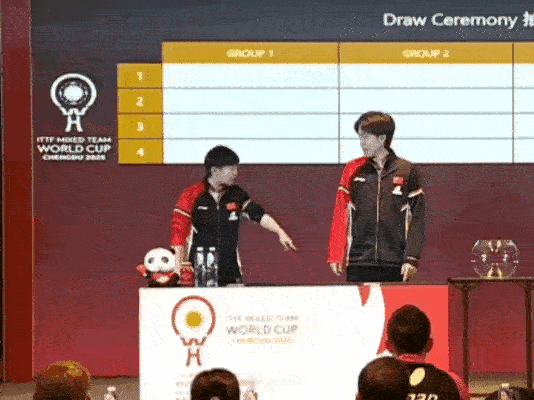 抽签仪式上，莎头这一幕把人笑不活了！[捂脸哭]先上主席台的莎莎，看着正往台上走的