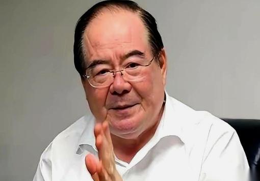 国民党副主席李乾龙的车开进修理厂，升降机刚把车身托起到半空。眼尖的修车师傅拿手电