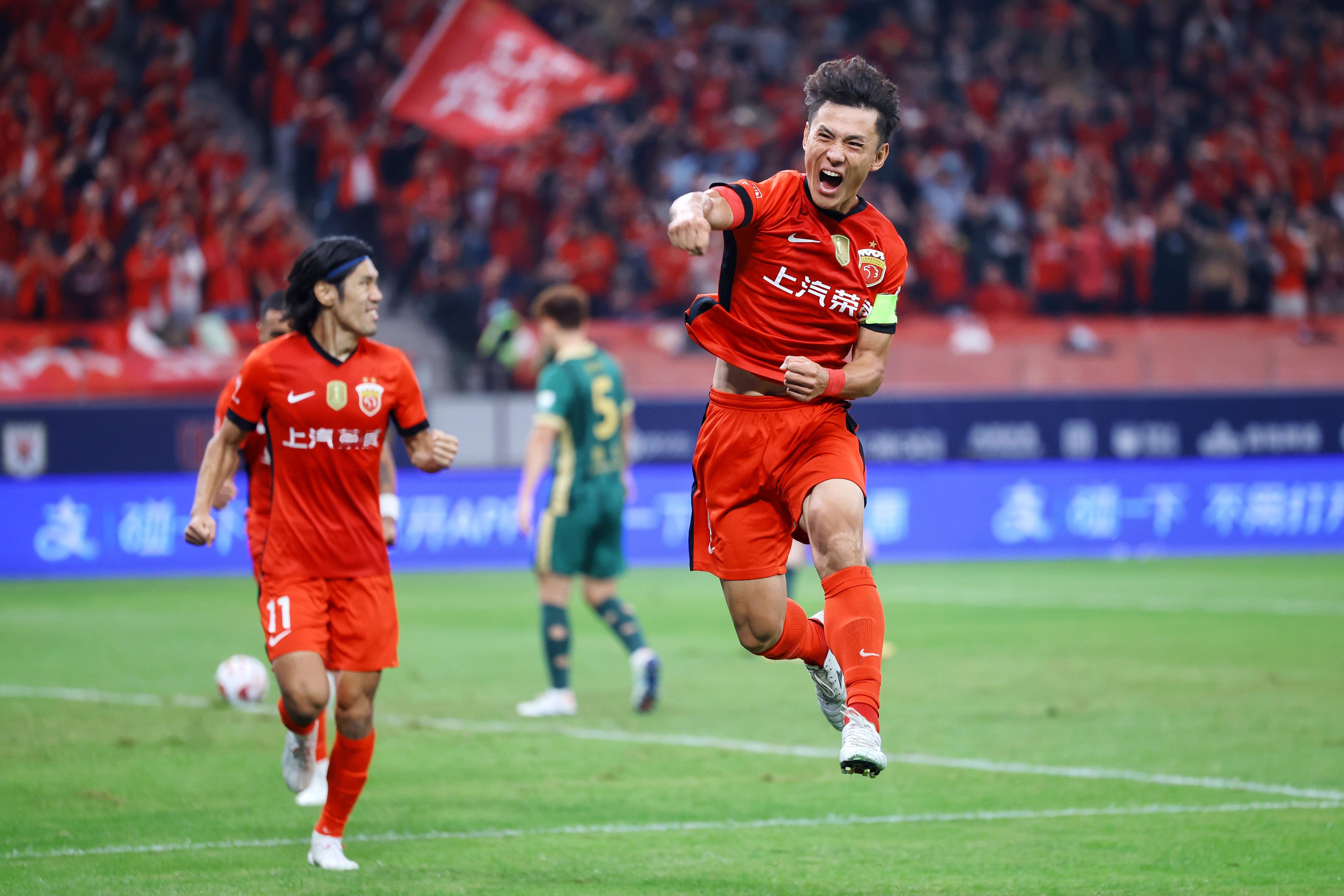 图里的两个红衣少年,加起来为这家俱乐部出场超过1000场。王燊超:我觉得自己和这