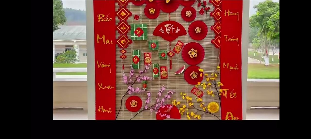 你见过满是字母的春联吗？春联是中国的传统习俗的一部分，上面写上汉字儿，对仗工整。