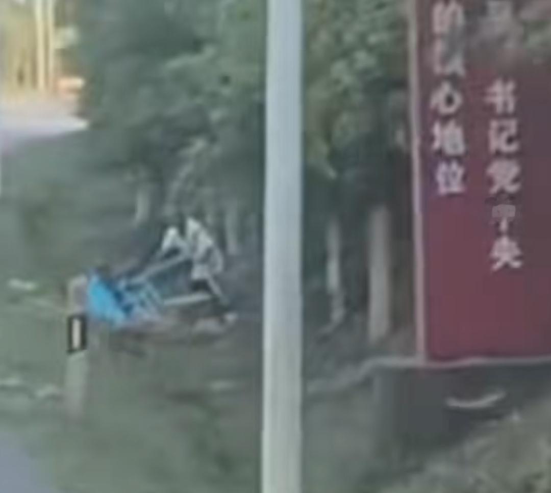 训练归途遇险情，消防员暖心施救近日，江西消防员在外出训练归队途中，偶遇一位
