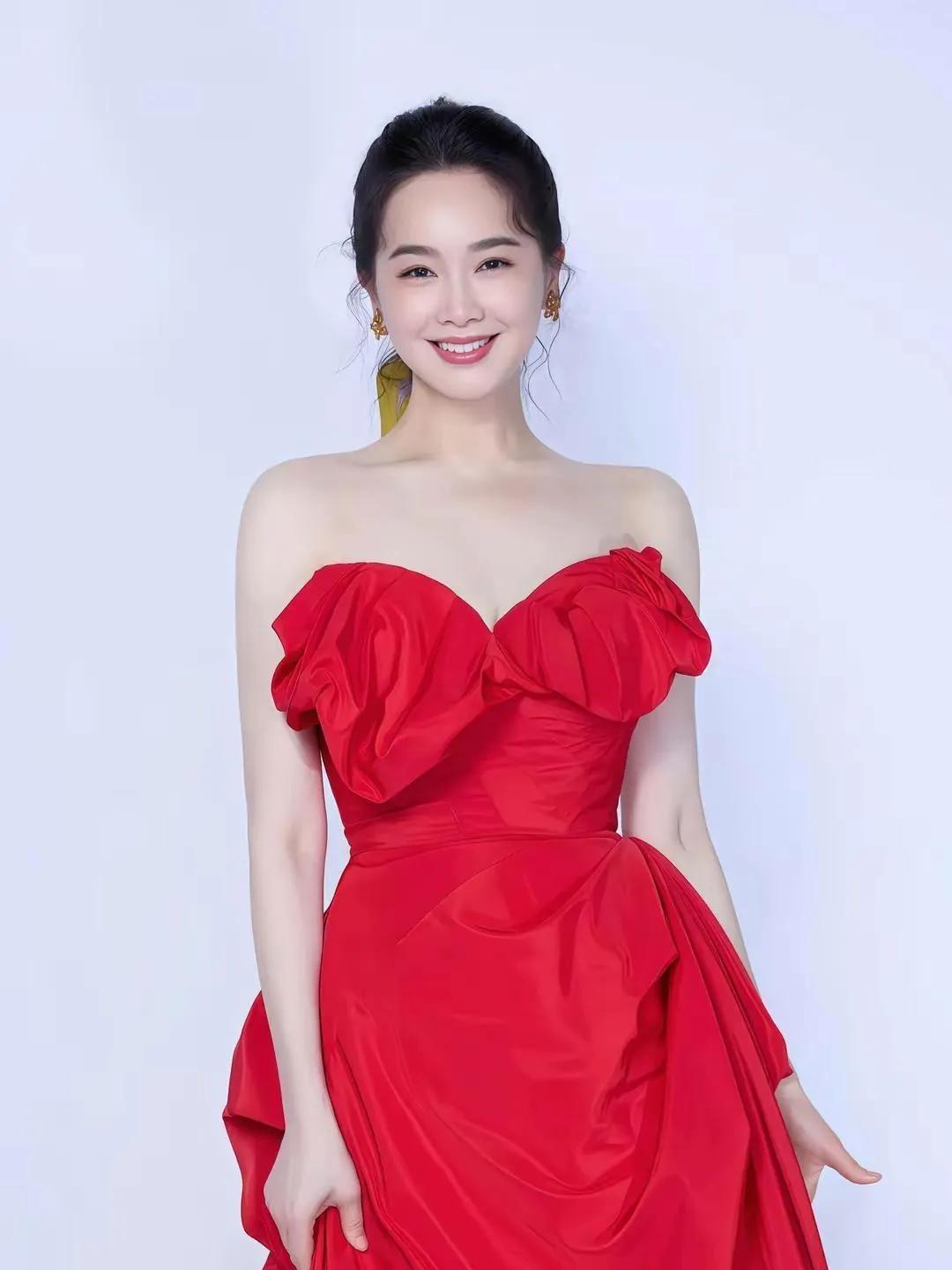 左小青这抹红裙也太绝了！抹胸设计勾勒出优越肩颈线，褶皱裙摆灵动又大气，配上温婉