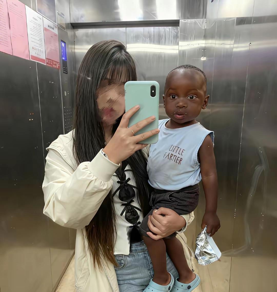 多么漂亮的少女妈妈，多么可爱的黑娃啊！所以今天咱们不聊事件，只谈谈男人守国门