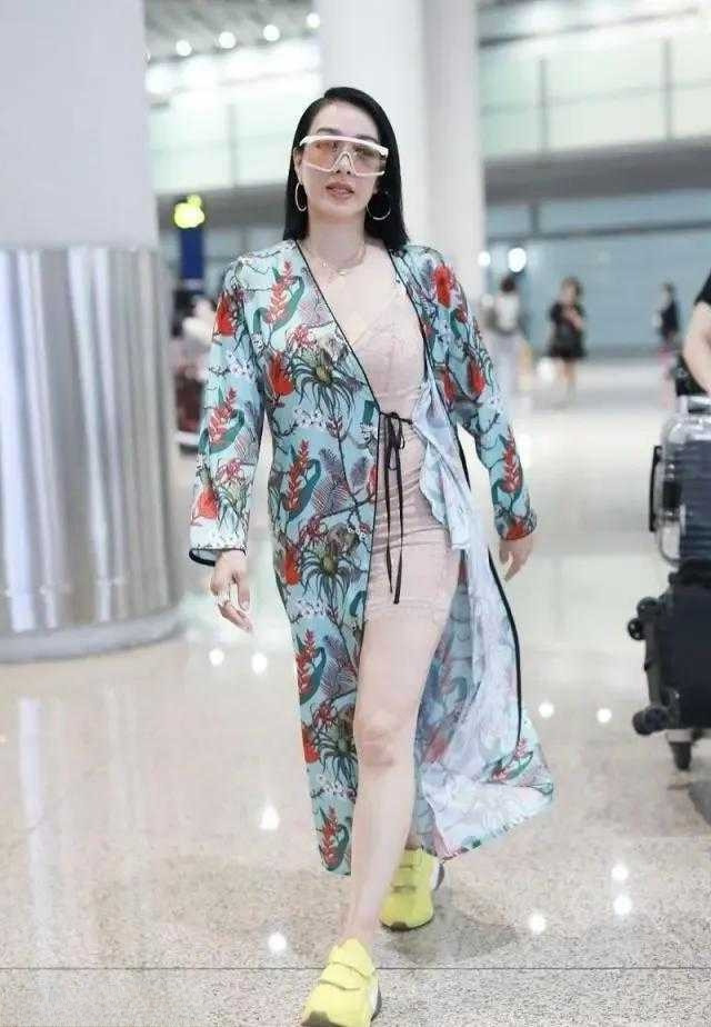 钟丽缇大体格丰满健壮，胖得好似一垛墙，腰宽腿阔，人老了发福了。当年和李连杰合拍《中南海保镖》一颦一笑
