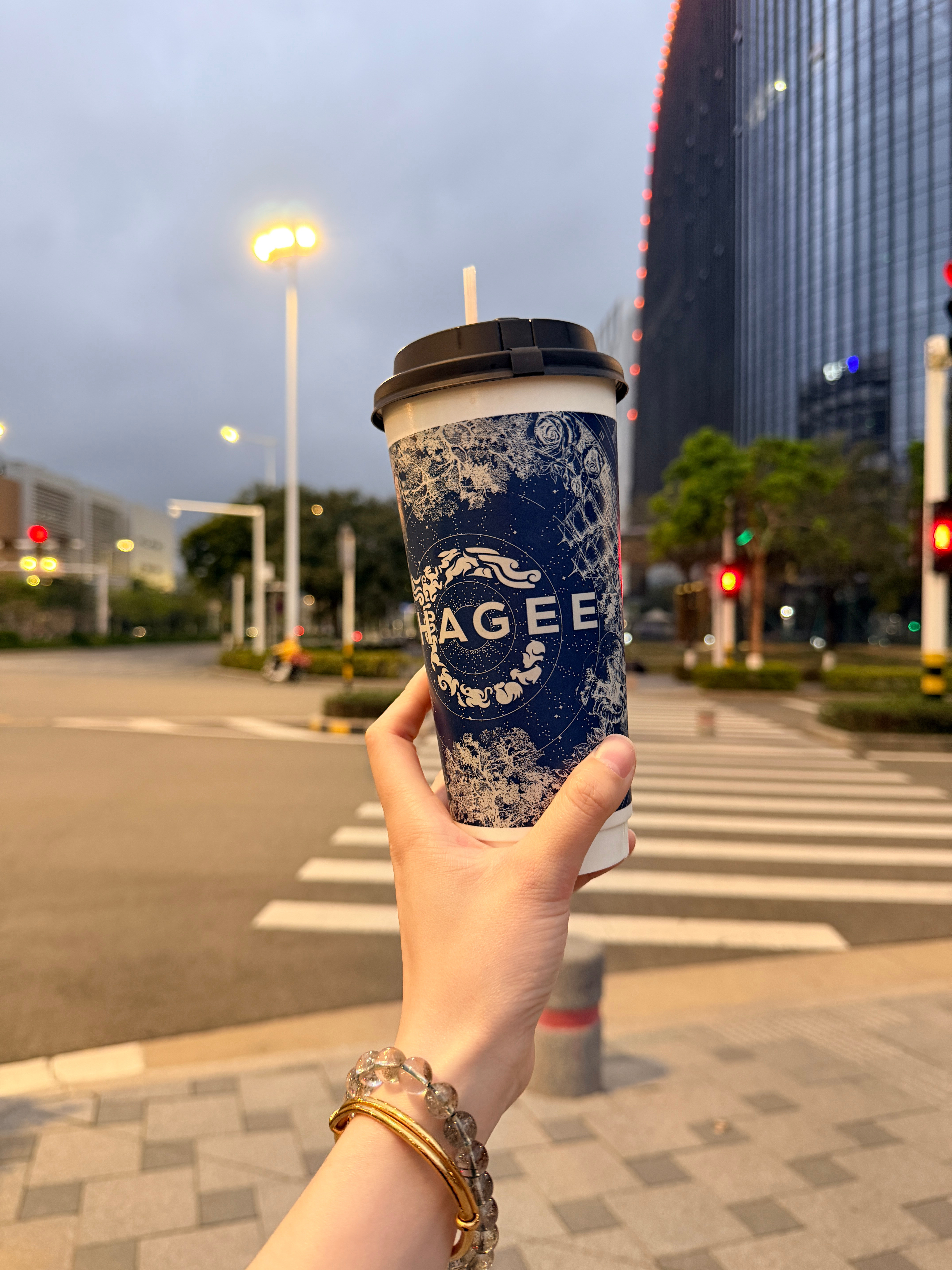 今天干了很多活奖励自己一杯奶茶不过分吧