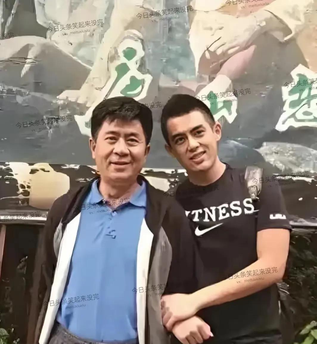 郭凯敏的儿子好帅气啊！比爸爸年轻的时候都英俊，小伙子颜值爆表啦！一双迷人的眼睛，