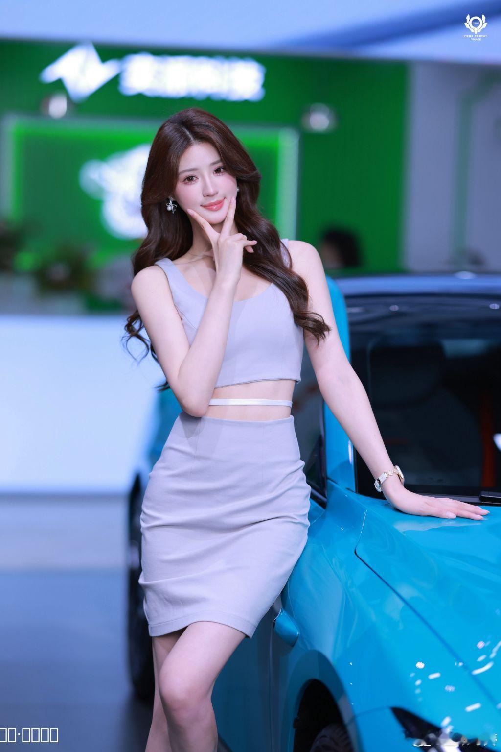 好的总是压箱底我猜幸福也是车模小姐姐