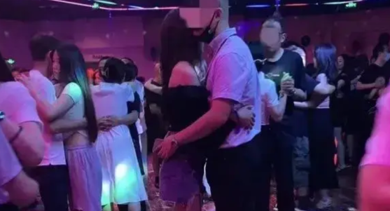重庆所有沙沙舞厅都关了，也不知道是什么原因。网上看到重庆艾滋病，新增，死亡全国第
