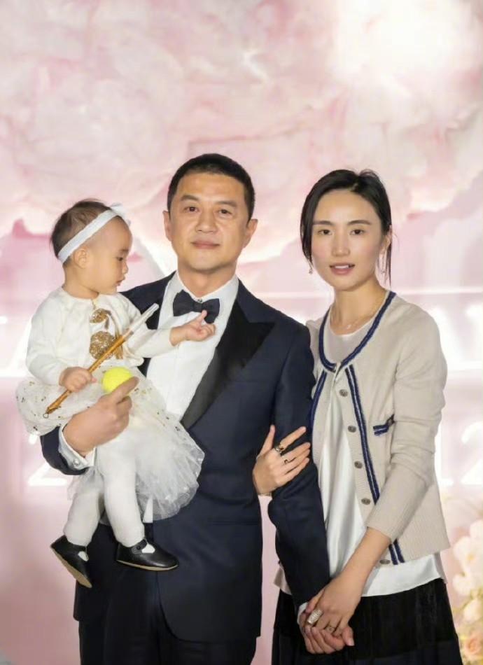 李亚鹏和海哈金喜，没吵没闹，悄无声息离了。一个卖茶，一个带货，日子过成了两个直