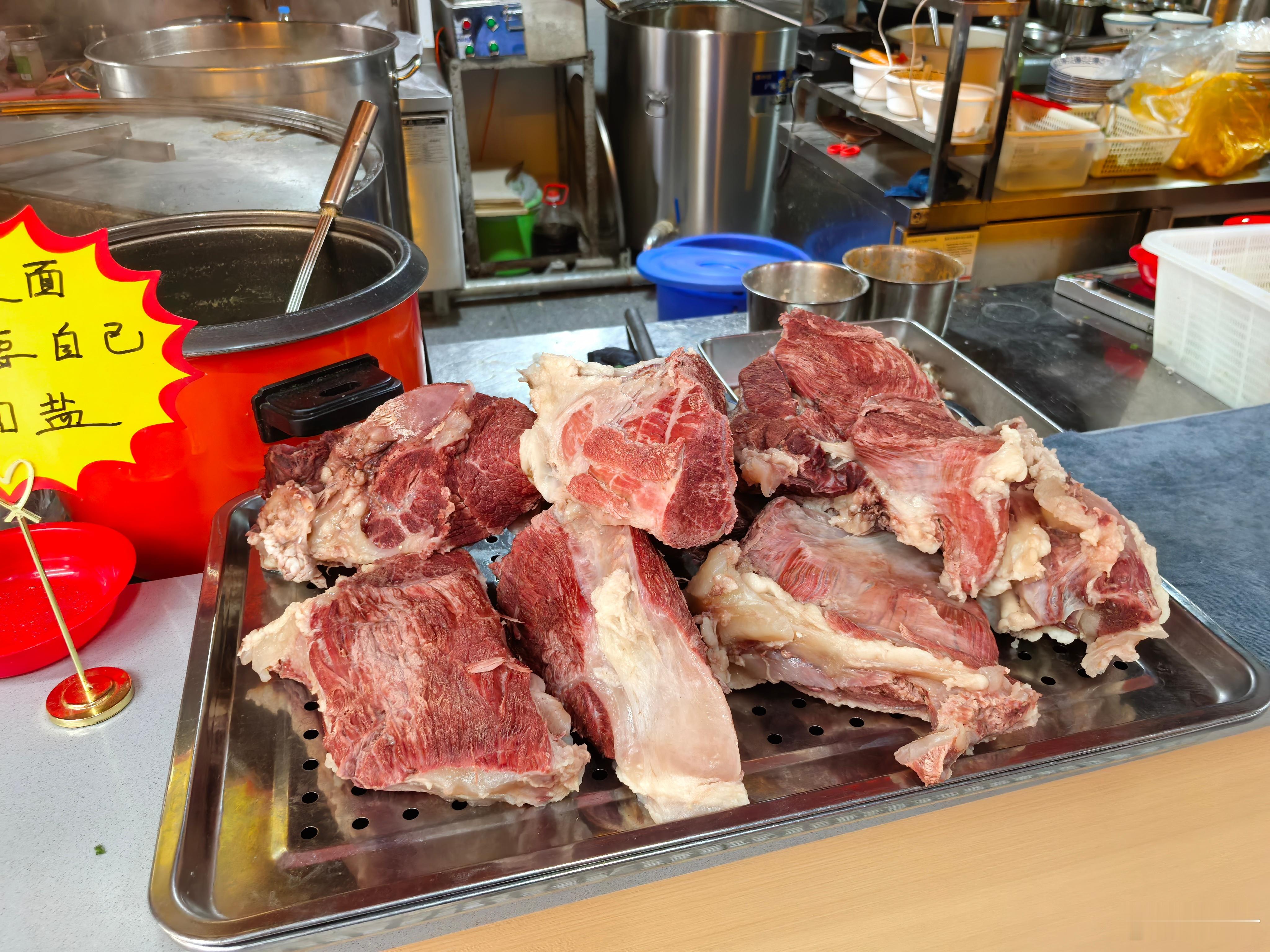 洛阳洛阳第一顿…汤很浓肉很香，确实很顶饱…由于是临时起意的出游，今早我们从北京
