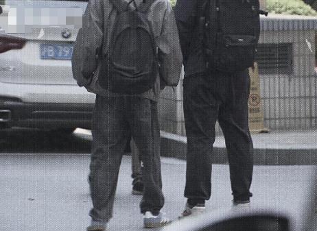 “还得是上海爷叔！”一上海爷叔在小区门口发现2名男子很怪异，鬼鬼祟祟的问路不说，