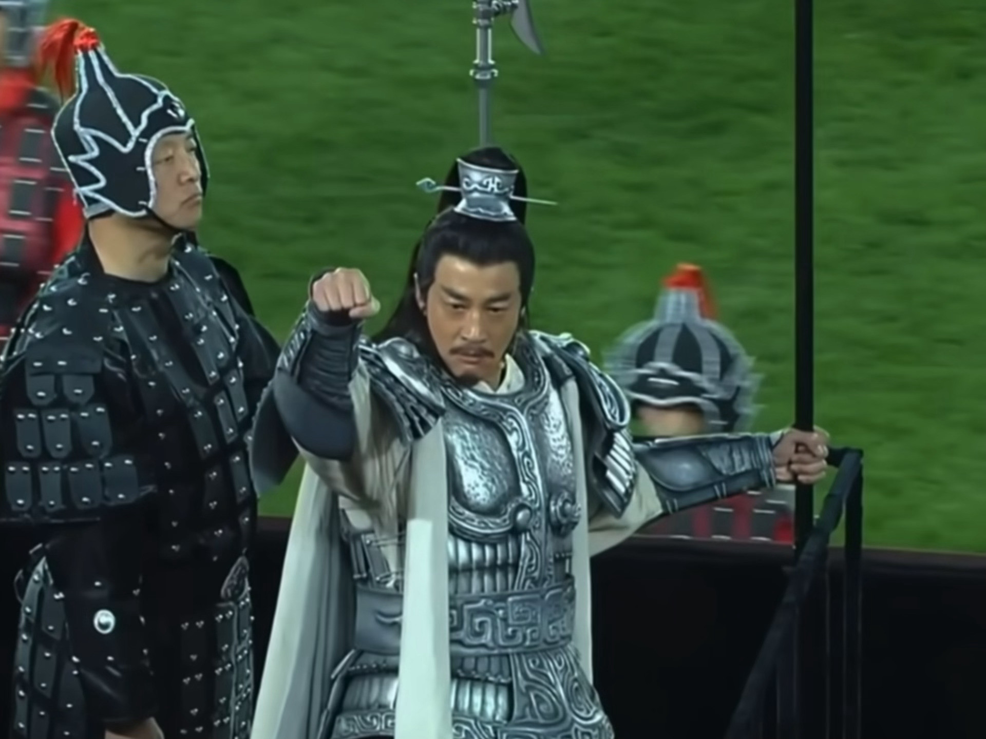 这谁想出来的策划，让何润东骑马出场多好，怎么感觉像游街似的，弄个那种战国马车强都