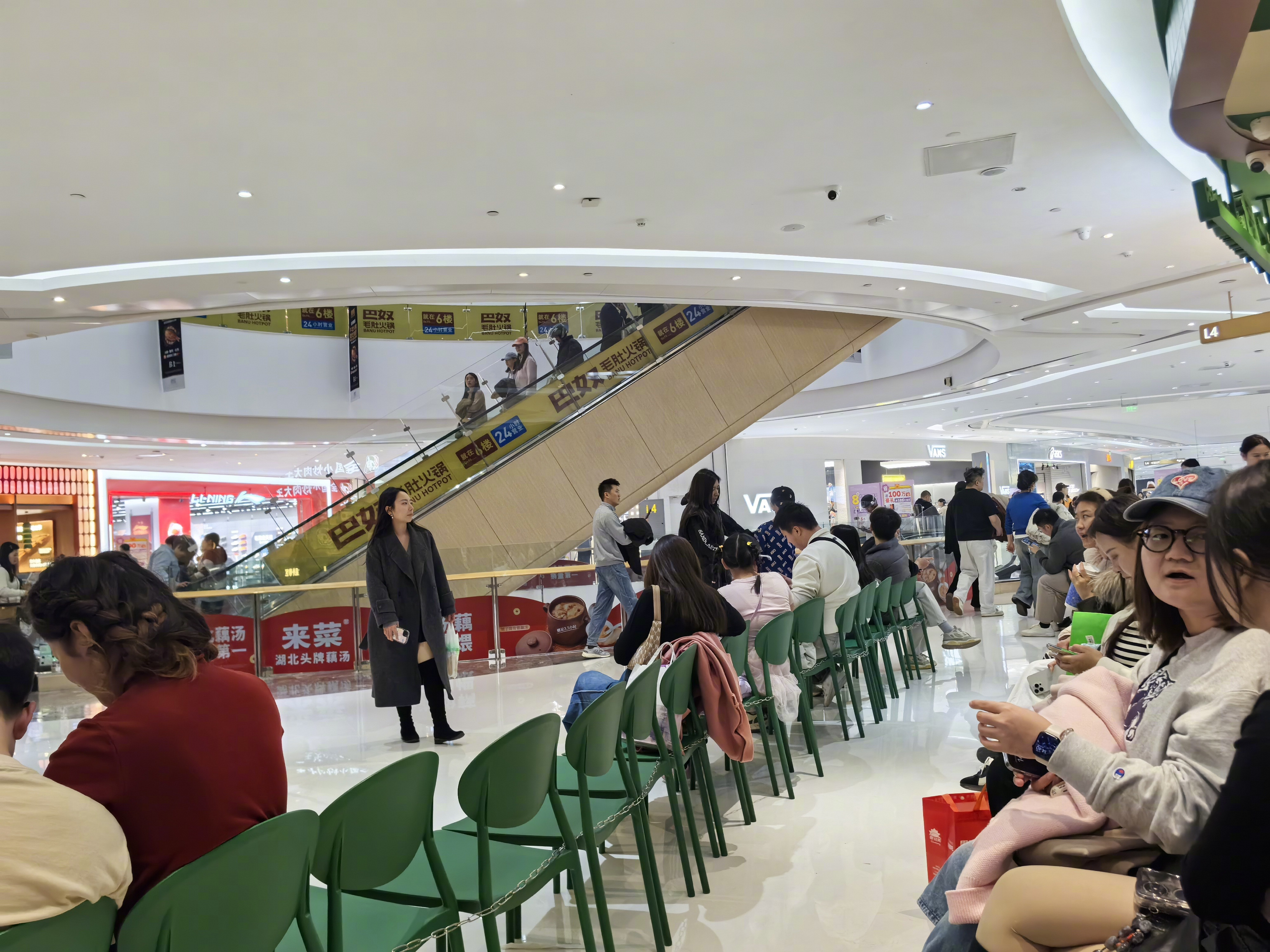 来购物中心吃饭，所有餐厅都在排队，呵呵呵！