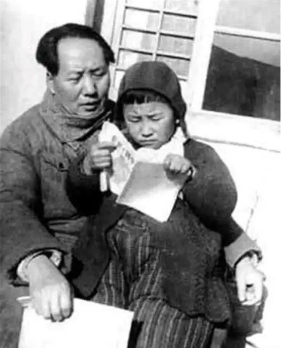 李讷生娃，江青为啥非要让孩子叫“奶奶”？这一声称呼，藏着最扎心的冷暖1972