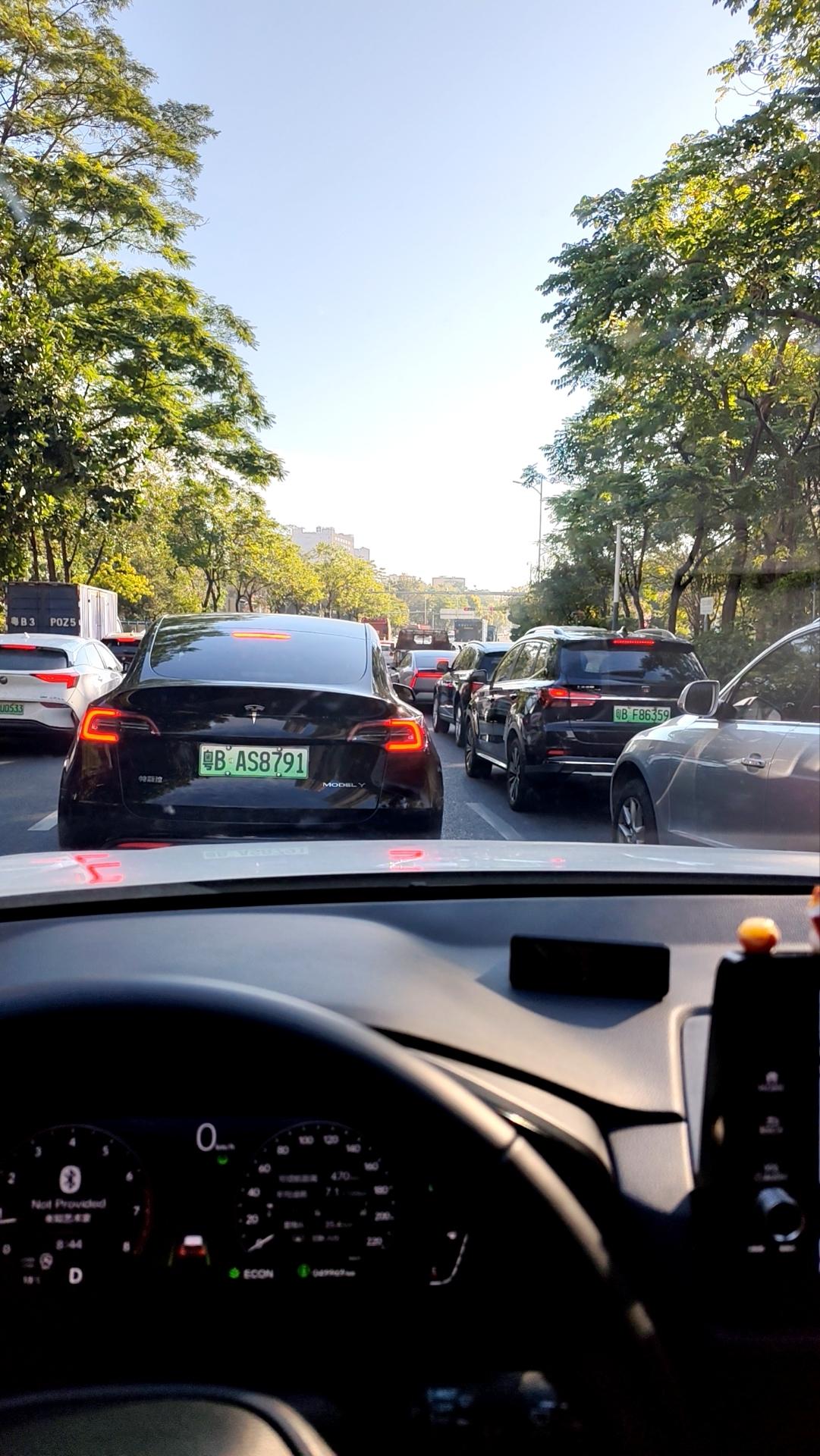 现在的房价还是太低了，还是有大部分人买得起房的，或者说80%的人愿意贷款30年都