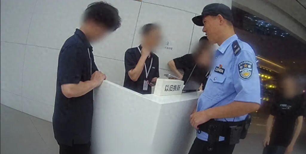 宁波姑娘一口气买5部新手机，总价8.3万余元！店员报警：她抱着手机在路边等货拉拉