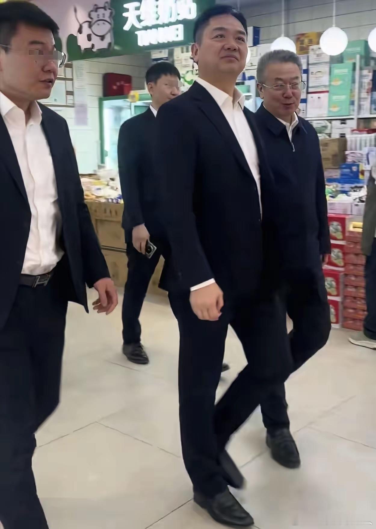 一眼就能看出来，刘强东是这四个人里最富有的。