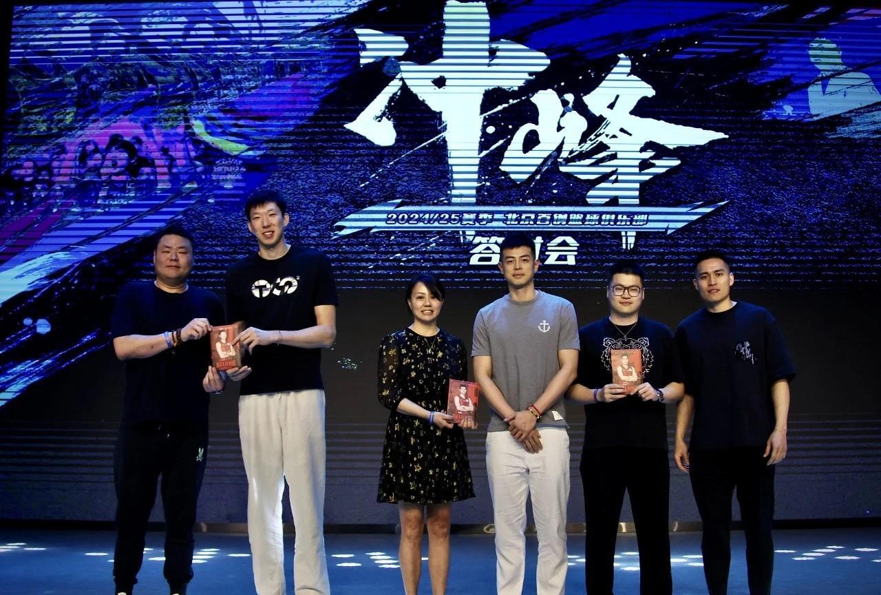 北京首钢男篮的许利民指导于帷幄之中运筹，李楠则勤勤恳恳地发挥辅助作用，球队的教练