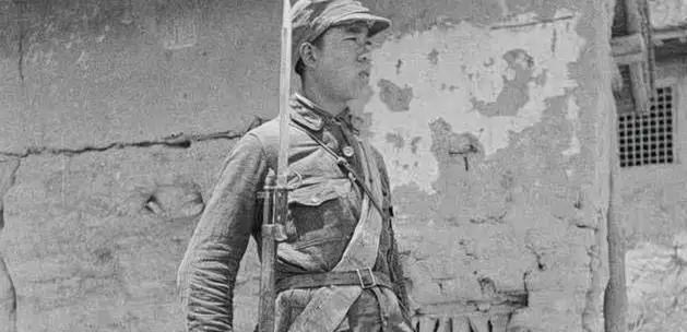 1944年，八路军司令员康俊仁穿了一件鬼子大衣返回军区，不知情的哨兵误以为是敌袭