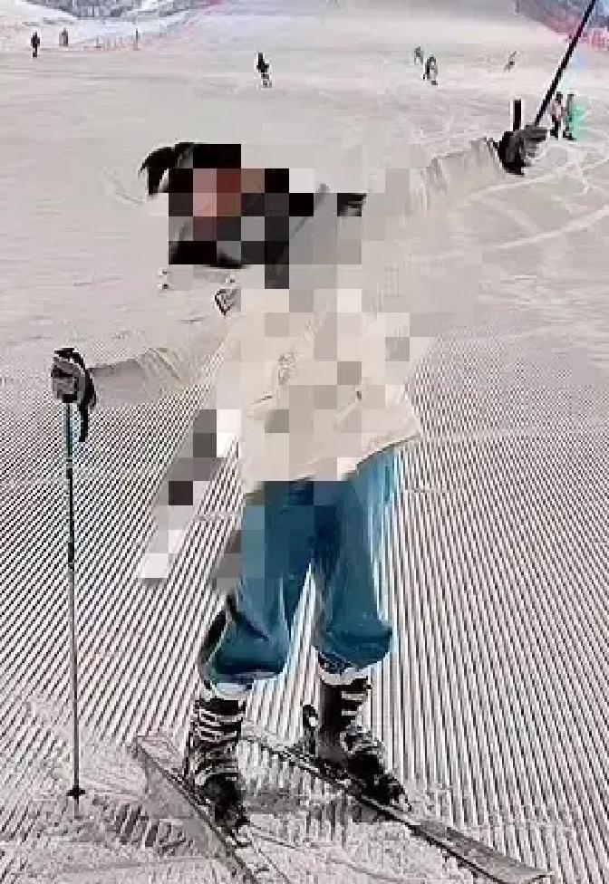 苦茶子天天发在雪山里飞跳的视频，说自己滑野雪十年，结果被人扒出背景就是景区栈道，