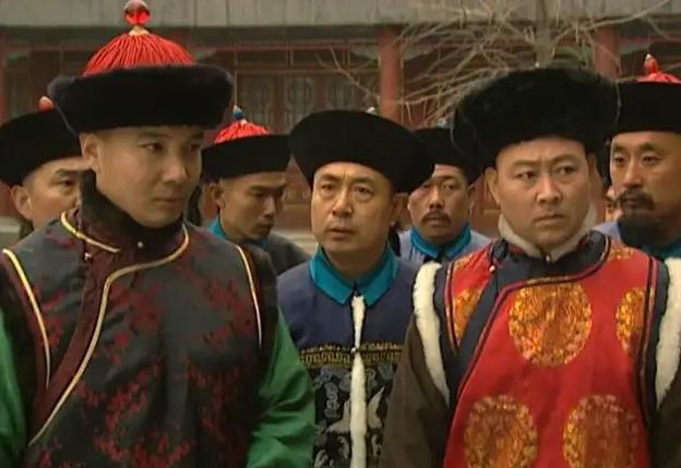 "今天本王就要宠幸你！"1820年，铁帽子王裕兴从背后抱住美女丫鬟，没想到接下来