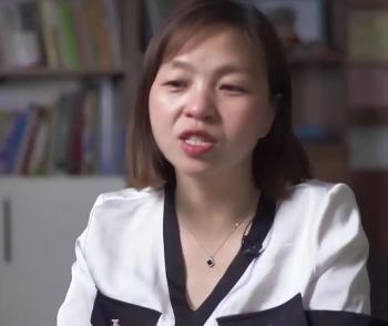 河南女孩王娜娜高考后苦等通知书无果，以为落榜便远赴异乡打工十二年。直到去银行办业