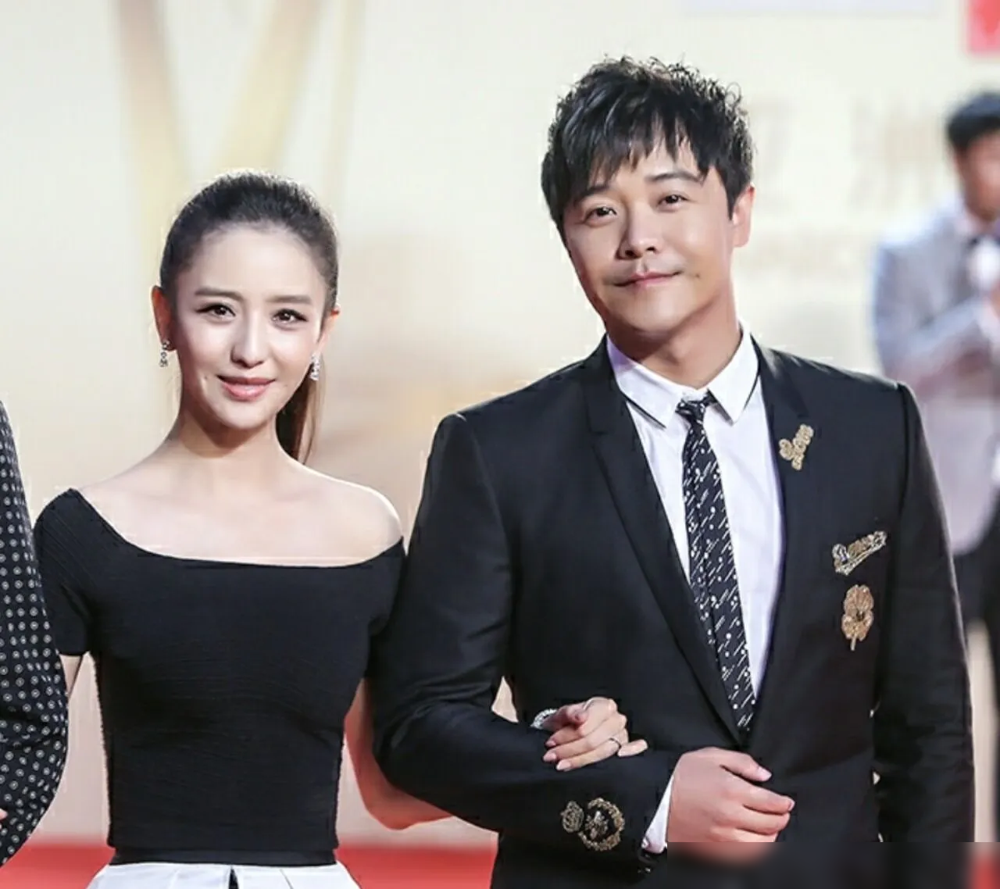 佟丽娅拍《我经过风暴》那会儿，正跟陈思诚办离婚，手续都谈妥了，就差官宣。戏里她演个被老公往死里打的女