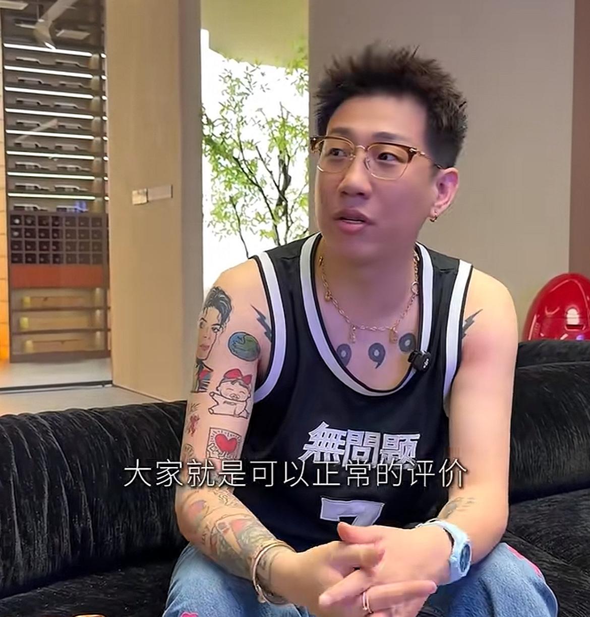 太豪横！知名网红“老白不喝酒”晒小破屋，一瓶酒就要高达10多万7月5号，老白不