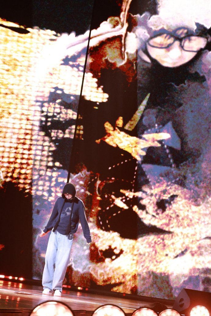 刘宇宁这几步走到我心里了宁哥彩排这几步，轻松走出百万气场！简约穿搭衬出松弛氛围