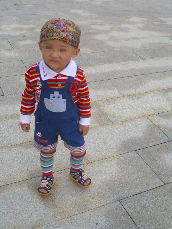 再穷也不能让孩子穿这三种衣服, 严重影响孩子的自尊心!