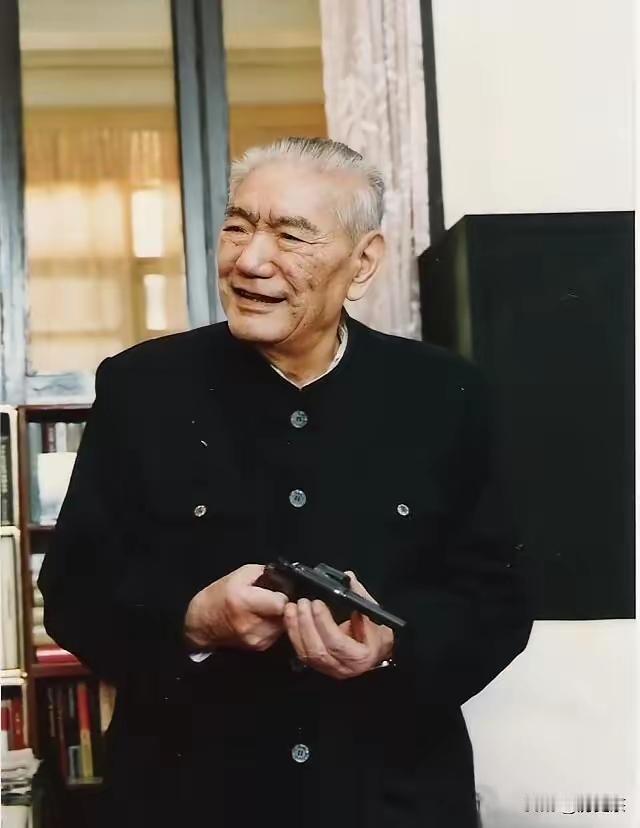 1983年，广州军区司令员尤太忠将军（光山籍）在京西宾馆设宴，席间向何竹康提出希