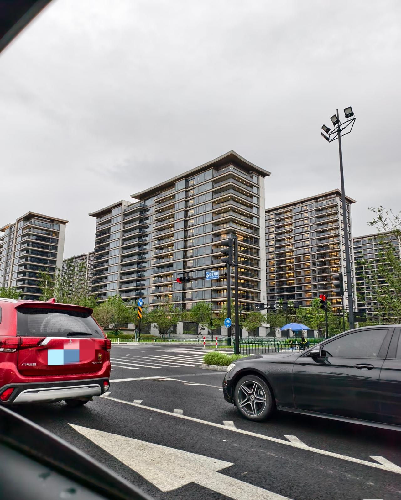 小学初中同学的爸爸在石头矿上班，负责拉石头，有一天发生爆炸，他父亲砸在里面