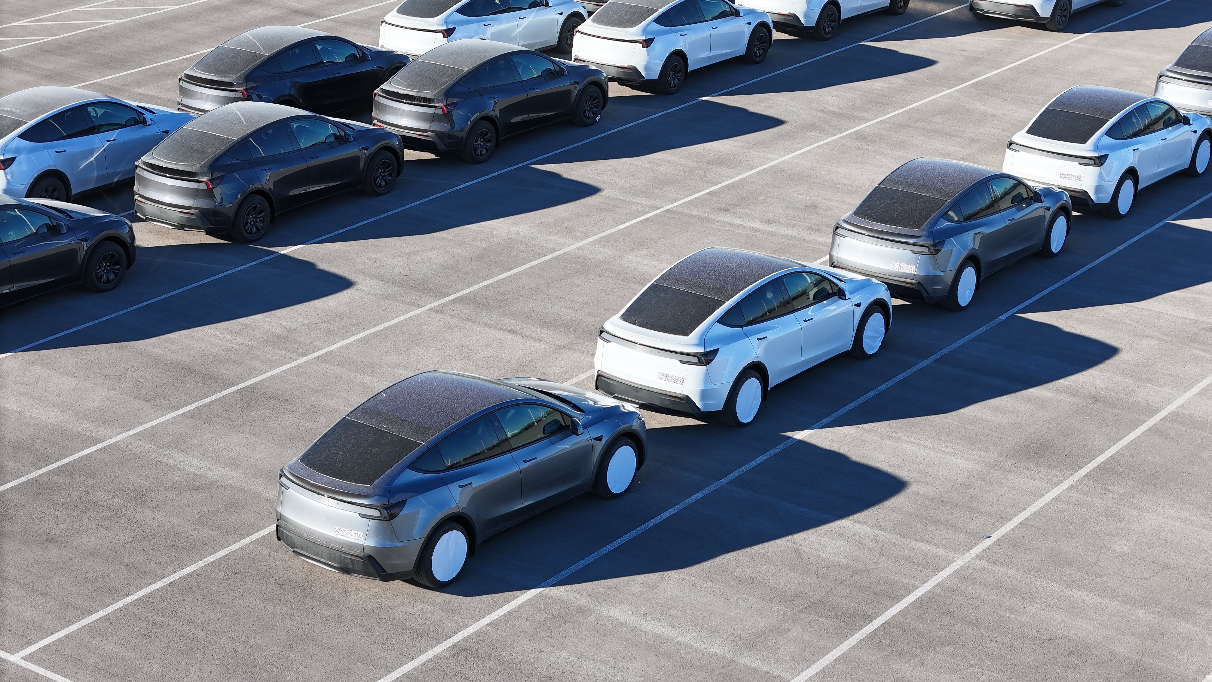 疑似新款特斯拉ModelY车型出现在德克萨斯超级工厂外。一些车辆的后备箱盖