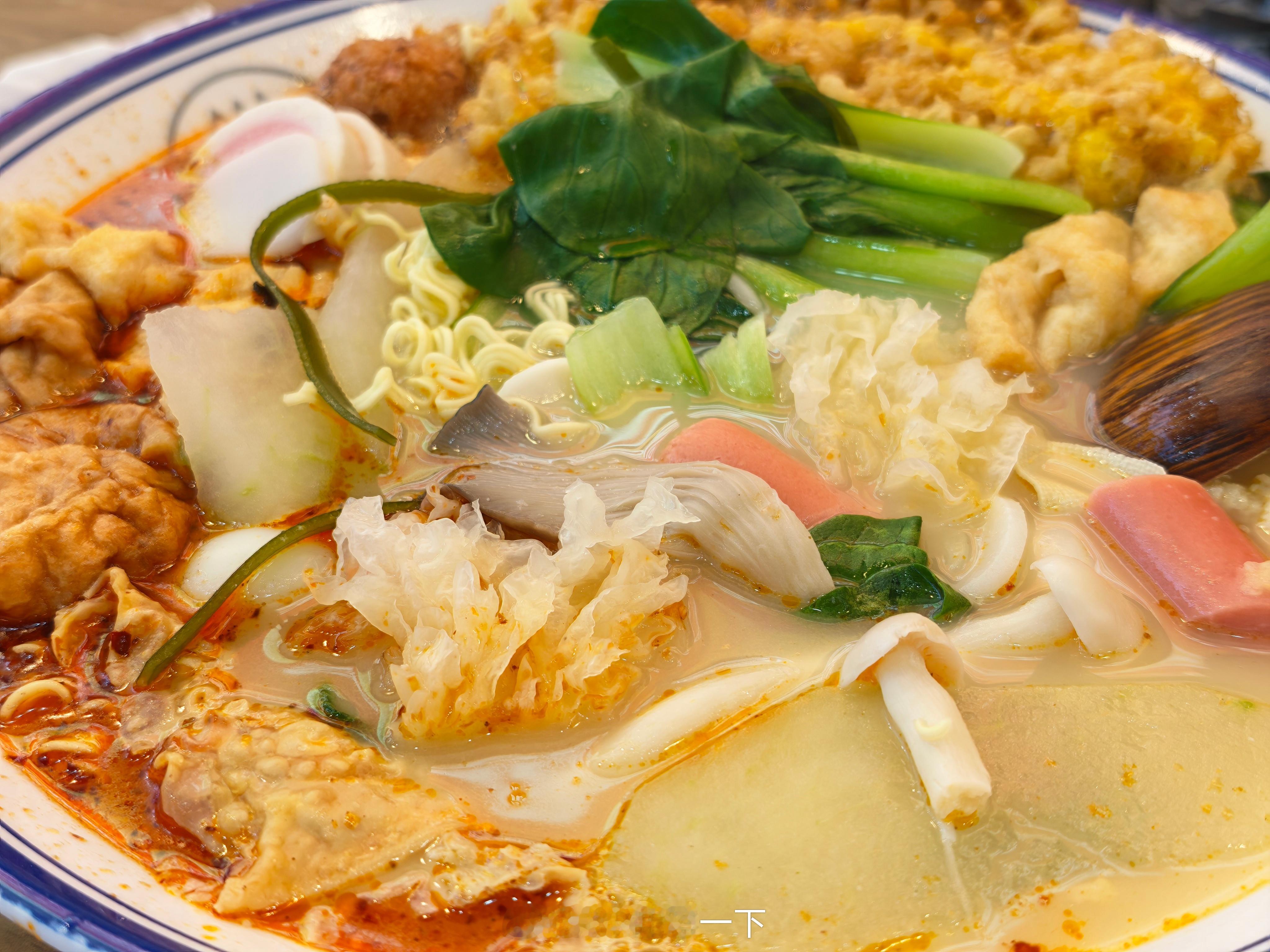 晚安朋友们，今晚和媳妇儿吃了个不麻不辣的麻辣烫