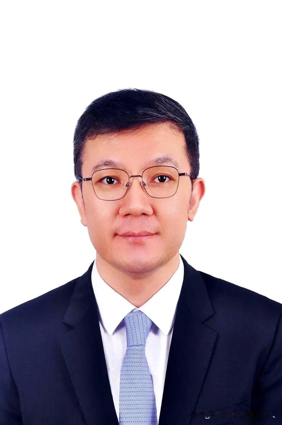 这几天，人民网“一把手”范正伟的履历，真是让人看了热血沸腾又肃然起敬。年底这波人