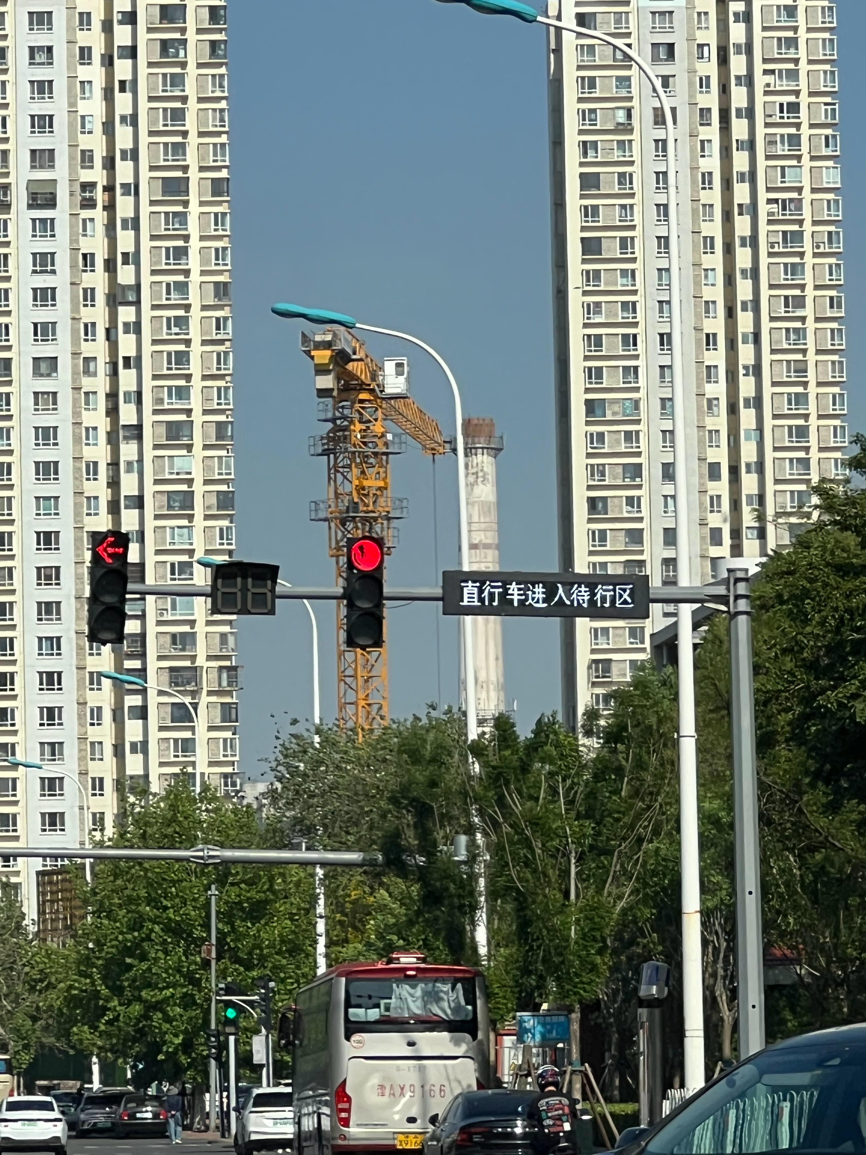 天津这待转区，有的时候得看一下指示牌，如图三有的时候是习惯性的左转灯亮了，就进入