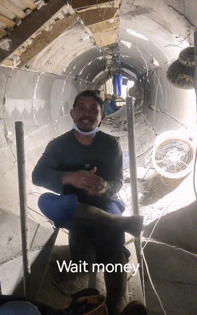 我给大家翻译一下；印度尼西亚小黑说：“中国人不干活，就坐着，腿翘着，用手比划指