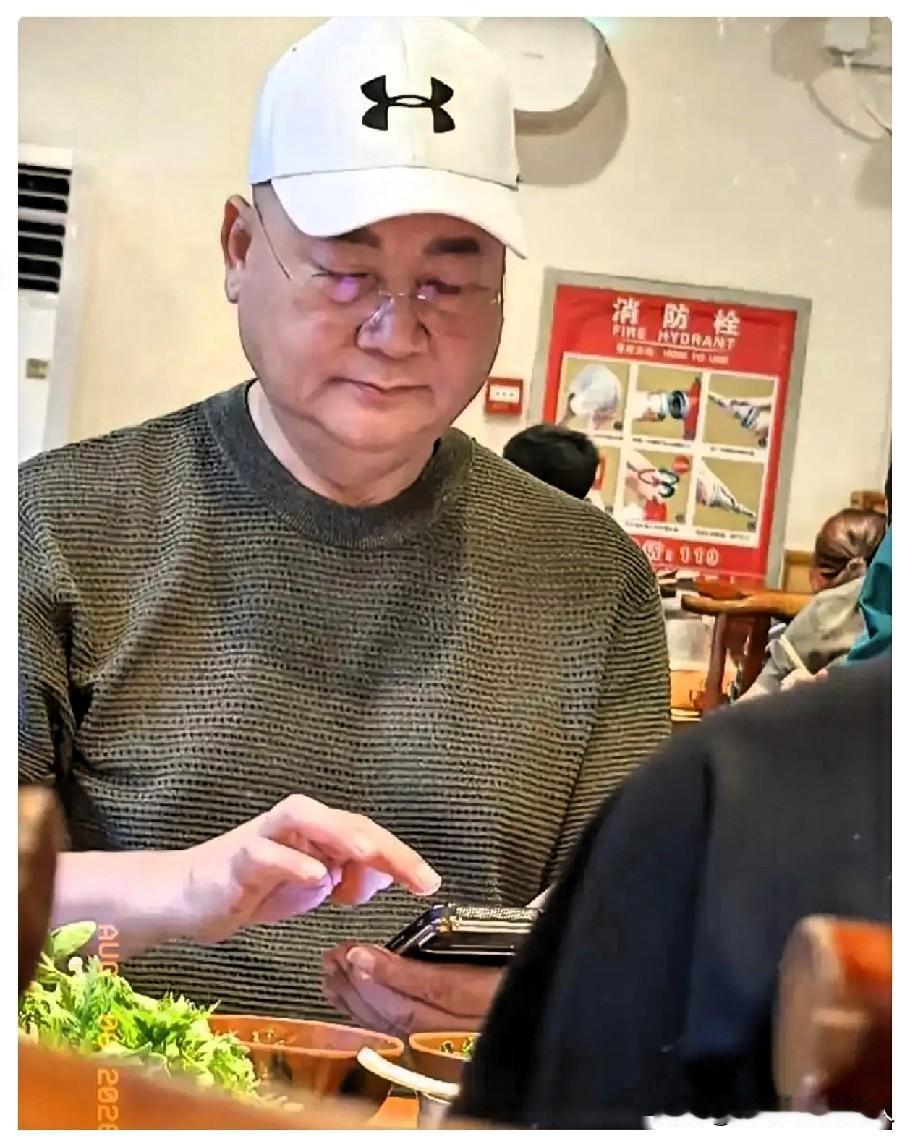 迟重瑞在北京饭店现身了。没了陈丽华，他整个人状态大变，不仅胖了一圈，肤色也暗