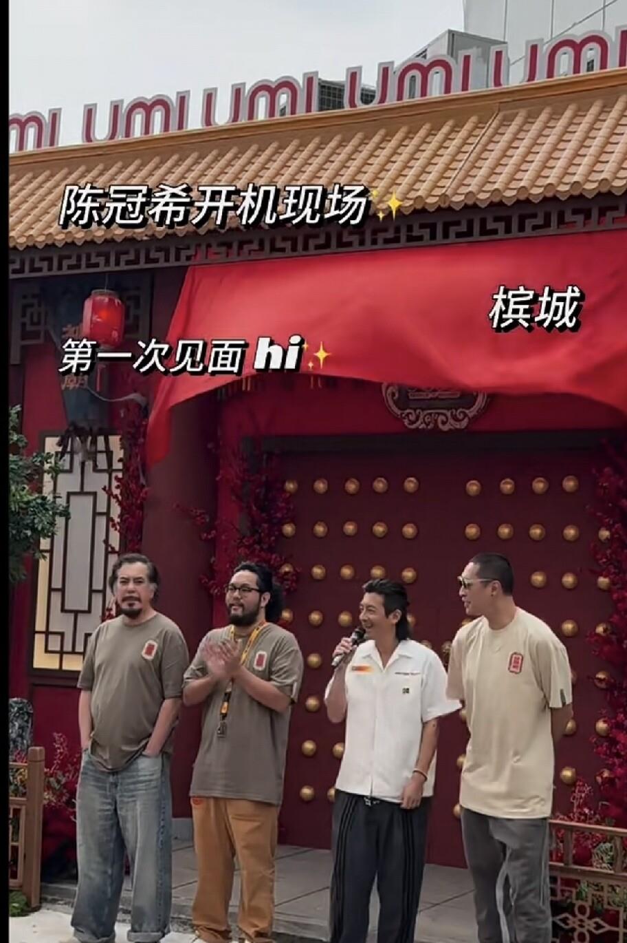 陈冠希跑去马来西亚槟城了，参加2027贺岁片《神马庙》开镜，白头发白胡子扎个小辫，头发油得打绺，黑裤