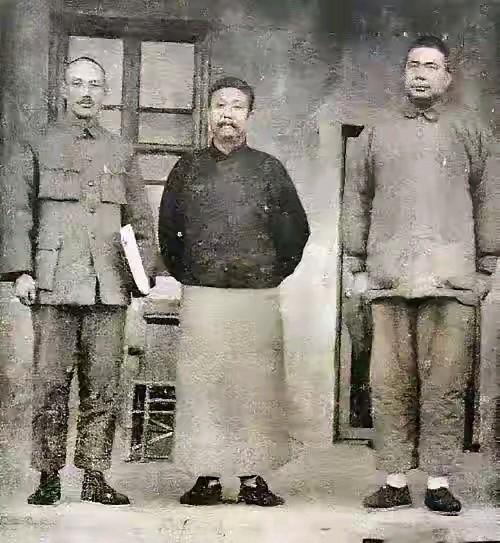 这是何方“牛人”，敢抢走蒋介石的C位？不但站在C位，还到背着手。有点像阎锡山