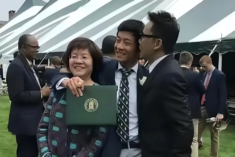 这是李国庆与俞渝的儿子李成青。上小学时，李成青用爸爸给的一百元买挂饰，转手卖出，
